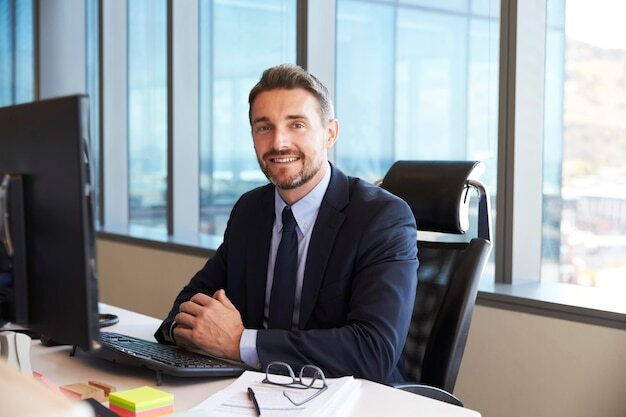 portrait-homme-affaires-au-bureau-aide-ordinateur_1339860-4917